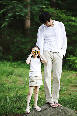 포토 JPG 주간 전신 나무 식물 라이프스타일 응시 여자 남자 딸 여유 어린이 가족 휴식 서기 들기 사람 동양인 소녀 성인 야외 두명 앞모습 아웃포커스 30대 부모 쌍안경 망원경 한국인 돌_바위 바위 자녀 관찰 아빠 숲속 숲 상쾌 삼림욕 부녀 국내포토 자연요소 시선 감정 뷰포인트 컨셉 관계 모션 촬영기법 인종 생활 장년 파일형식