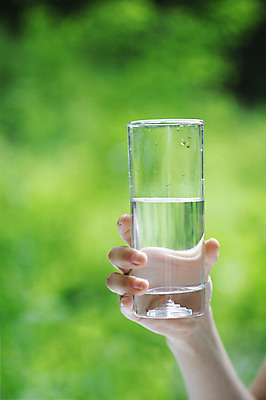 포토 JPG 주간 라이프스타일 손 여자 여유 신체 휴식 잔 한명 들기 사람 성인 야외 아웃포커스 신체부위 컵 물 숲속 숲 물컵 상쾌 성인만 국내포토 자연요소 1 식기 감정 컨셉 모션 촬영기법 생활 파일형식