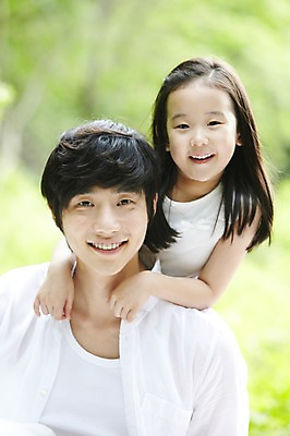 포토 JPG 주간 라이프스타일 여자 남자 딸 여유 어린이 가족 휴식 미소 웃음 사람 동양인 소녀 상반신 성인 야외 두명 앞모습 아웃포커스 30대 부모 한국인 자녀 아빠 숲속 숲 상쾌 삼림욕 부녀 국내포토 자연요소 감정 뷰포인트 컨셉 관계 촬영기법 표정 인종 생활 장년 파일형식