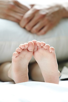 포토 JPG 주간 라이프스타일 손 남자 여유 어린이 신체 가족 베개 발 휴식 사람 성인 야외 두명 아웃포커스 신체부위 이불 상쾌 발바닥 국내포토 자연요소 감정 컨셉 관계 침구 촬영기법 생활 파일형식