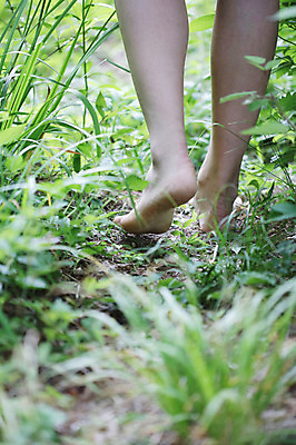 포토 JPG 주간 식물 라이프스타일 여자 여유 신체 맨발 발 휴식 한명 사람 성인 야외 뒷모습 아웃포커스 신체부위 걷기 산책 다리 풀 숲속 숲 상쾌 삼림욕 여자만 여자한명만 성인여자만 성인만 어싱 국내포토 자연요소 1 감정 뷰포인트 컨셉 모션 촬영기법 생활 파일형식