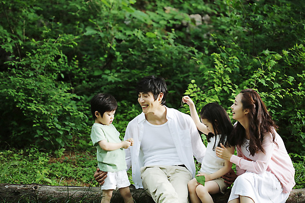 포토 JPG 주간 나무 식물 라이프스타일 여자 남자 딸 아들 여유 어린이 가족 엄마 휴식 서기 미소 웃음 사람 앉기 동양인 소녀 소년 여러명 성인 야외 30대 부모 한국인 자녀 아빠 숲속 숲 상쾌 통나무 삼림욕 국내포토 자연요소 감정 다수 컨셉 관계 모션 표정 인종 생활 장년 파일형식