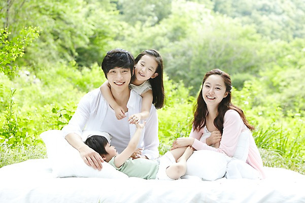 포토 JPG 주간 전신 나무 식물 라이프스타일 여자 남자 딸 아들 여유 어린이 가족 베개 엄마 휴식 미소 웃음 사람 앉기 동양인 소녀 소년 여러명 성인 야외 앞모습 아웃포커스 30대 부모 눕기 이불 한국인 자녀 아빠 숲속 숲 상쾌 삼림욕 국내포토 자연요소 감정 뷰포인트 다수 컨셉 관계 침구 모션 촬영기법 표정 인종 생활 장년 파일형식
