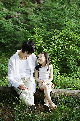 포토 JPG 주간 전신 나무 식물 라이프스타일 여자 남자 딸 여유 어린이 가족 휴식 미소 웃음 사람 앉기 동양인 소녀 성인 야외 두명 앞모습 아웃포커스 30대 부모 마주보기 한국인 자녀 아빠 숲속 숲 상쾌 통나무 삼림욕 부녀 국내포토 자연요소 감정 뷰포인트 컨셉 관계 모션 촬영기법 표정 인종 생활 장년 파일형식