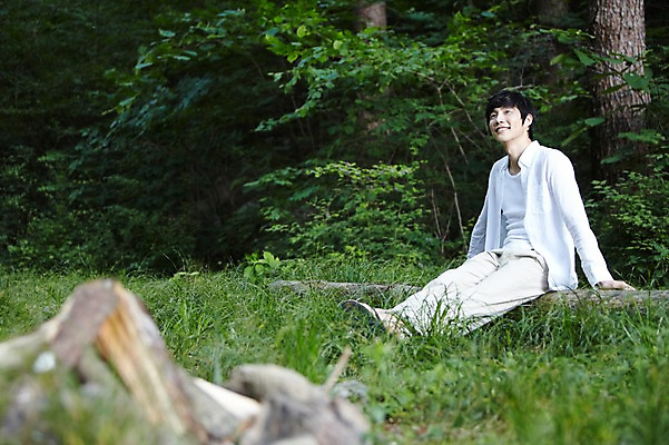 포토 JPG 주간 전신 나무 식물 라이프스타일 응시 남자 여유 휴식 한명 미소 웃음 사람 앉기 동양인 성인 야외 옆모습 아웃포커스 30대 한국인 숲속 숲 상쾌 통나무 삼림욕 남자만 남자한명만 성인남자만 성인한명만 성인남자한명만 장년만 장년남자만 장년남자한명만 성인만 국내포토 자연요소 1 시선 감정 뷰포인트 컨셉 모션 촬영기법 표정 인종 생활 장년 파일형식