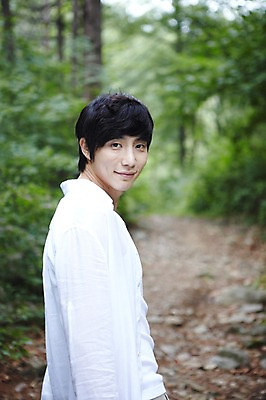 포토 JPG 주간 나무 식물 라이프스타일 남자 여유 휴식 한명 사람 동양인 상반신 성인 야외 옆모습 아웃포커스 30대 산책 한국인 숲속 숲 상쾌 숲길 삼림욕 남자만 남자한명만 성인남자만 성인한명만 성인남자한명만 장년만 장년남자만 장년남자한명만 성인만 국내포토 자연요소 1 감정 길 뷰포인트 컨셉 촬영기법 인종 생활 장년 파일형식