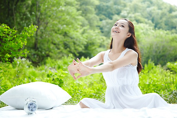 포토 JPG 주간 전신 나무 식물 라이프스타일 긴머리 원피스 여자 여유 시계 베개 휴식 한명 미소 웃음 사람 앉기 동양인 성인 야외 앞모습 아웃포커스 30대 스트레칭 이불 한국인 자명종 알람 기상 숲속 숲 상쾌 기지개 삼림욕 여자만 여자한명만 성인여자만 성인한명만 성인여자한명만 장년만 장년여자만 장년여자한명만 성인만 국내포토 자연요소 1 헤어스타일 옷 감정 뷰포인트 컨셉 침구 모션 촬영기법 표정 인종 생활 장년 운동 파일형식