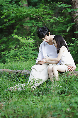 포토 JPG 주간 전신 나무 식물 라이프스타일 응시 여자 남자 딸 여유 어린이 가족 휴식 사람 앉기 동양인 소녀 성인 야외 두명 옆모습 아웃포커스 30대 부모 한국인 자녀 아빠 숲속 숲 상쾌 통나무 삼림욕 부녀 국내포토 자연요소 시선 감정 뷰포인트 컨셉 관계 모션 촬영기법 인종 생활 장년 파일형식