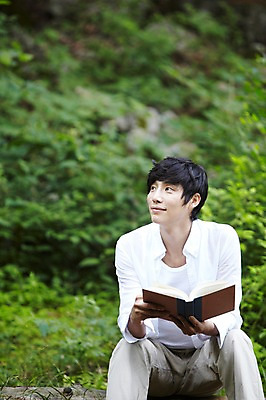 포토 JPG 주간 나무 식물 라이프스타일 응시 남자 여유 휴식 한명 들기 사람 앉기 동양인 성인 야외 앞모습 아웃포커스 책 30대 독서 한국인 숲속 숲 상쾌 삼림욕 남자만 남자한명만 성인남자만 성인한명만 성인남자한명만 장년만 장년남자만 장년남자한명만 성인만 국내포토 자연요소 1 시선 감정 뷰포인트 컨셉 모션 촬영기법 인종 생활 장년 파일형식