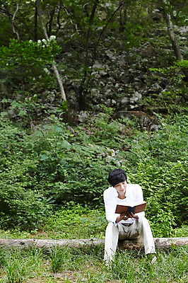 포토 JPG 주간 전신 나무 식물 라이프스타일 응시 남자 여유 휴식 한명 들기 사람 앉기 동양인 성인 야외 앞모습 책 30대 독서 한국인 숲속 숲 상쾌 통나무 삼림욕 남자만 남자한명만 성인남자만 성인한명만 성인남자한명만 장년만 장년남자만 장년남자한명만 성인만 국내포토 자연요소 1 시선 감정 뷰포인트 컨셉 모션 인종 생활 장년 파일형식