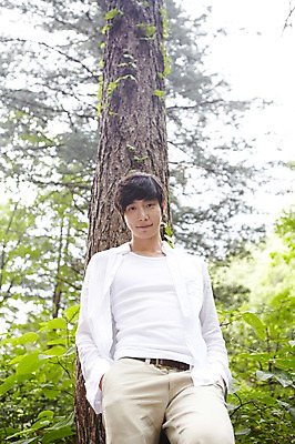 포토 JPG 주간 나무 식물 라이프스타일 남자 여유 로우앵글 휴식 한명 서기 사람 동양인 성인 야외 앞모습 아웃포커스 30대 기댐 한국인 숲속 숲 상쾌 삼림욕 남자만 남자한명만 성인남자만 성인한명만 성인남자한명만 장년만 장년남자만 장년남자한명만 성인만 국내포토 자연요소 1 감정 뷰포인트 컨셉 모션 촬영기법 인종 생활 장년 파일형식