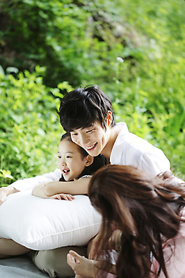 포토 JPG 주간 라이프스타일 여자 남자 딸 아들 여유 어린이 가족 베개 엄마 휴식 미소 웃음 사람 앉기 동양인 소녀 소년 여러명 성인 야외 옆모습 아웃포커스 30대 부모 이불 한국인 자녀 아빠 숲속 숲 상쾌 삼림욕 국내포토 자연요소 감정 뷰포인트 다수 컨셉 관계 침구 모션 촬영기법 표정 인종 생활 장년 파일형식