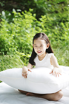 포토 JPG 주간 전신 라이프스타일 여자 여유 어린이 베개 휴식 한명 미소 웃음 사람 앉기 동양인 소녀 야외 앞모습 아웃포커스 이불 한국인 숲속 숲 상쾌 삼림욕 여자만 여자한명만 어린이만 소녀만 소녀한명만 국내포토 자연요소 1 감정 뷰포인트 컨셉 침구 모션 촬영기법 표정 인종 생활 파일형식