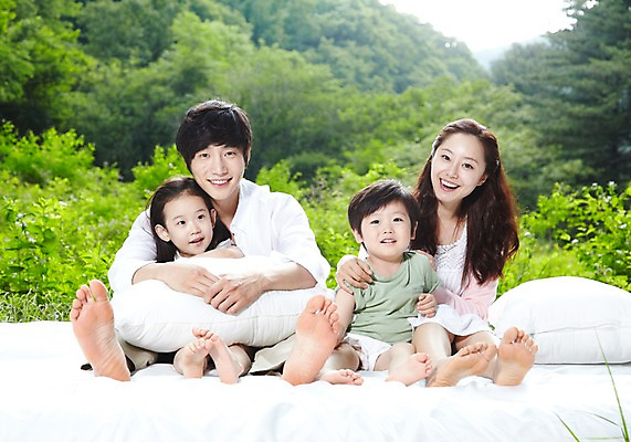 포토 JPG 주간 전신 나무 식물 라이프스타일 여자 남자 딸 아들 여유 어린이 가족 베개 엄마 휴식 미소 웃음 사람 앉기 동양인 소녀 소년 여러명 성인 야외 앞모습 아웃포커스 30대 부모 이불 한국인 자녀 아빠 숲속 숲 상쾌 삼림욕 국내포토 자연요소 감정 뷰포인트 다수 컨셉 관계 침구 모션 촬영기법 표정 인종 생활 장년 파일형식
