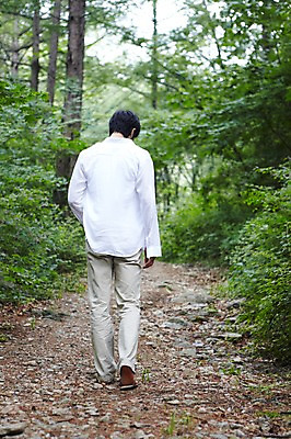 포토 JPG 주간 전신 나무 식물 라이프스타일 남자 여유 휴식 한명 사람 동양인 성인 야외 뒷모습 아웃포커스 30대 걷기 산책 한국인 숲속 숲 상쾌 숲길 삼림욕 남자만 남자한명만 성인남자만 성인한명만 성인남자한명만 장년만 장년남자만 장년남자한명만 성인만 국내포토 자연요소 1 감정 길 뷰포인트 컨셉 모션 촬영기법 인종 생활 장년 파일형식