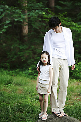 포토 JPG 주간 전신 나무 식물 라이프스타일 여자 남자 딸 여유 어린이 가족 휴식 서기 사람 동양인 소녀 성인 야외 두명 앞모습 아웃포커스 30대 부모 한국인 돌_바위 바위 자녀 아빠 숲속 숲 상쾌 삼림욕 부녀 국내포토 자연요소 감정 뷰포인트 컨셉 관계 모션 촬영기법 인종 생활 장년 파일형식