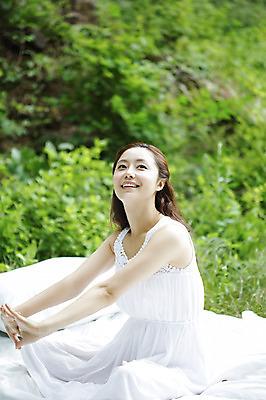 포토 JPG 주간 전신 라이프스타일 응시 원피스 여자 여유 베개 휴식 한명 미소 웃음 사람 앉기 동양인 성인 야외 옆모습 아웃포커스 30대 스트레칭 이불 한국인 기상 숲속 숲 상쾌 기지개 삼림욕 여자만 여자한명만 성인여자만 성인한명만 성인여자한명만 장년만 장년여자만 장년여자한명만 성인만 국내포토 자연요소 1 시선 옷 감정 뷰포인트 컨셉 침구 모션 촬영기법 표정 인종 생활 장년 운동 파일형식