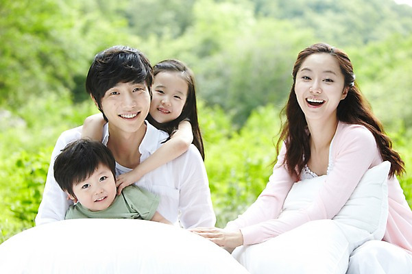 포토 JPG 주간 나무 식물 라이프스타일 여자 남자 딸 아들 여유 어린이 가족 베개 엄마 휴식 미소 웃음 사람 앉기 동양인 소녀 소년 여러명 성인 야외 앞모습 아웃포커스 30대 부모 이불 한국인 자녀 아빠 숲속 숲 상쾌 삼림욕 국내포토 자연요소 감정 뷰포인트 다수 컨셉 관계 침구 모션 촬영기법 표정 인종 생활 장년 파일형식