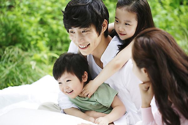 포토 JPG 주간 라이프스타일 응시 여자 남자 딸 아들 여유 어린이 가족 베개 엄마 휴식 미소 웃음 사람 동양인 소녀 소년 여러명 성인 야외 아웃포커스 30대 부모 이불 한국인 자녀 아빠 숲속 숲 상쾌 삼림욕 국내포토 자연요소 시선 감정 다수 컨셉 관계 침구 촬영기법 표정 인종 생활 장년 파일형식