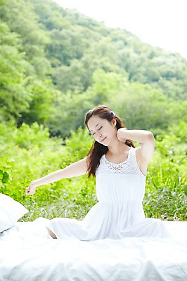 포토 JPG 주간 전신 나무 식물 라이프스타일 긴머리 원피스 여자 여유 베개 휴식 한명 사람 앉기 동양인 성인 야외 앞모습 아웃포커스 30대 눈감음 이불 한국인 기상 숲속 숲 상쾌 기지개 삼림욕 여자만 여자한명만 성인여자만 성인한명만 성인여자한명만 장년만 장년여자만 장년여자한명만 성인만 국내포토 자연요소 1 헤어스타일 옷 감정 뷰포인트 컨셉 침구 모션 촬영기법 인종 생활 장년 파일형식