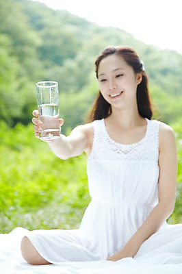 포토 JPG 주간 나무 식물 라이프스타일 원피스 여자 여유 휴식 잔 한명 미소 웃음 들기 사람 앉기 동양인 성인 야외 앞모습 아웃포커스 컵 물 30대 이불 한국인 숲속 숲 물컵 상쾌 삼림욕 여자만 여자한명만 성인여자만 성인한명만 성인여자한명만 장년만 장년여자만 장년여자한명만 성인만 국내포토 자연요소 1 식기 옷 감정 뷰포인트 컨셉 침구 모션 촬영기법 표정 인종 생활 장년 파일형식