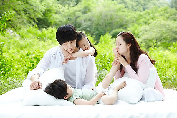 포토 JPG 주간 전신 나무 식물 라이프스타일 여자 남자 딸 아들 여유 어린이 가족 베개 엄마 휴식 사람 앉기 동양인 소녀 소년 여러명 성인 야외 앞모습 아웃포커스 30대 부모 눕기 이불 한국인 자녀 아빠 숲속 숲 상쾌 삼림욕 국내포토 자연요소 감정 뷰포인트 다수 컨셉 관계 침구 모션 촬영기법 인종 생활 장년 파일형식