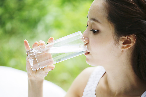 포토 JPG 주간 라이프스타일 여자 여유 휴식 잔 한명 들기 사람 동양인 상반신 성인 야외 옆모습 아웃포커스 컵 물 30대 한국인 마시기 숲속 숲 갈증 먹기 물컵 상쾌 삼림욕 여자만 여자한명만 성인여자만 성인한명만 성인여자한명만 장년만 장년여자만 장년여자한명만 성인만 국내포토 자연요소 1 식기 감정 뷰포인트 컨셉 모션 촬영기법 인종 생활 장년 파일형식