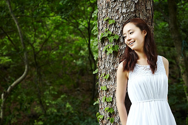 포토 JPG 주간 나무 식물 라이프스타일 긴머리 응시 원피스 여자 여유 휴식 한명 미소 웃음 사람 동양인 상반신 성인 야외 앞모습 아웃포커스 30대 기댐 한국인 담쟁이덩굴 숲속 숲 상쾌 삼림욕 여자만 여자한명만 성인여자만 성인한명만 성인여자한명만 장년만 장년여자만 장년여자한명만 성인만 국내포토 자연요소 1 헤어스타일 시선 옷 감정 뷰포인트 컨셉 모션 촬영기법 표정 인종 생활 장년 덩굴 파일형식