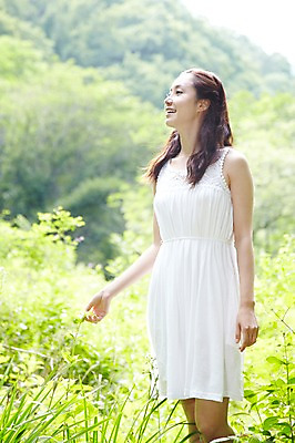 포토 JPG 주간 나무 식물 라이프스타일 긴머리 응시 원피스 여자 여유 휴식 한명 서기 미소 웃음 사람 동양인 성인 야외 아웃포커스 30대 산책 한국인 풀 숲속 숲 상쾌 삼림욕 여자만 여자한명만 성인여자만 성인한명만 성인여자한명만 장년만 장년여자만 장년여자한명만 성인만 국내포토 자연요소 1 헤어스타일 시선 옷 감정 컨셉 모션 촬영기법 표정 인종 생활 장년 파일형식