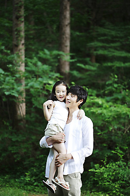 포토 JPG 주간 나무 식물 라이프스타일 여자 남자 딸 여유 어린이 가족 안기 휴식 서기 미소 웃음 사람 동양인 소녀 성인 야외 두명 앞모습 아웃포커스 30대 부모 한국인 자녀 아빠 숲속 숲 상쾌 삼림욕 부녀 국내포토 자연요소 감정 뷰포인트 컨셉 관계 모션 촬영기법 표정 인종 생활 장년 파일형식