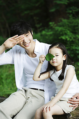 포토 JPG 주간 나무 식물 라이프스타일 여자 남자 딸 여유 어린이 가족 휴식 나뭇잎 미소 웃음 들기 사람 앉기 동양인 소녀 성인 야외 두명 앞모습 아웃포커스 30대 부모 한국인 자녀 가림 아빠 숲속 숲 상쾌 삼림욕 부녀 국내포토 자연요소 감정 뷰포인트 컨셉 잎 관계 모션 촬영기법 표정 인종 생활 장년 파일형식