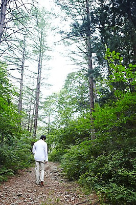 포토 JPG 주간 전신 나무 식물 라이프스타일 남자 여유 휴식 한명 사람 동양인 성인 야외 뒷모습 30대 걷기 산책 한국인 숲속 숲 상쾌 숲길 삼림욕 남자만 남자한명만 성인남자만 성인한명만 성인남자한명만 장년만 장년남자만 장년남자한명만 성인만 국내포토 자연요소 1 감정 길 뷰포인트 컨셉 모션 인종 생활 장년 파일형식