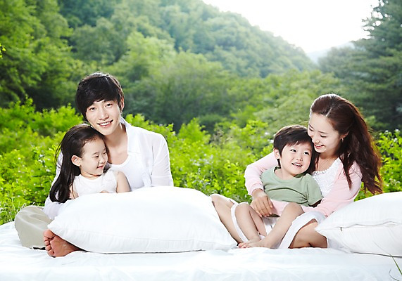 포토 JPG 주간 전신 나무 식물 라이프스타일 여자 남자 딸 아들 여유 어린이 가족 베개 엄마 휴식 미소 웃음 사람 앉기 동양인 소녀 소년 여러명 성인 야외 앞모습 아웃포커스 30대 부모 이불 한국인 자녀 아빠 숲속 숲 상쾌 삼림욕 국내포토 자연요소 감정 뷰포인트 다수 컨셉 관계 침구 모션 촬영기법 표정 인종 생활 장년 파일형식