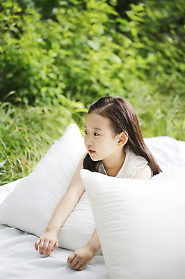 포토 JPG 주간 라이프스타일 응시 여자 여유 어린이 엎드리기 베개 휴식 한명 사람 동양인 소녀 야외 아웃포커스 이불 한국인 숲속 숲 상쾌 삼림욕 여자만 여자한명만 어린이만 소녀만 소녀한명만 국내포토 자연요소 1 시선 감정 컨셉 침구 모션 촬영기법 인종 생활 파일형식