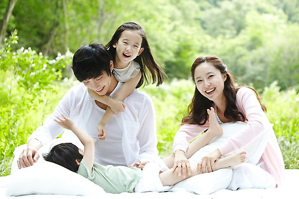 포토 JPG 주간 전신 나무 식물 라이프스타일 여자 남자 딸 아들 여유 어린이 가족 베개 엄마 휴식 미소 웃음 사람 앉기 동양인 소녀 소년 여러명 성인 야외 앞모습 아웃포커스 30대 부모 눕기 이불 한국인 자녀 아빠 숲속 숲 상쾌 삼림욕 국내포토 자연요소 감정 뷰포인트 다수 컨셉 관계 침구 모션 촬영기법 표정 인종 생활 장년 파일형식