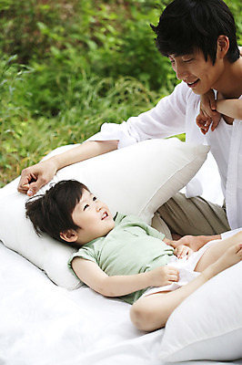 포토 JPG 주간 라이프스타일 남자 아들 여유 어린이 가족 베개 휴식 미소 웃음 사람 앉기 동양인 소년 성인 야외 두명 아웃포커스 30대 부모 눕기 이불 한국인 자녀 아빠 숲속 숲 상쾌 삼림욕 부자지간 남자만 국내포토 자연요소 감정 컨셉 관계 침구 모션 촬영기법 표정 인종 생활 장년 파일형식