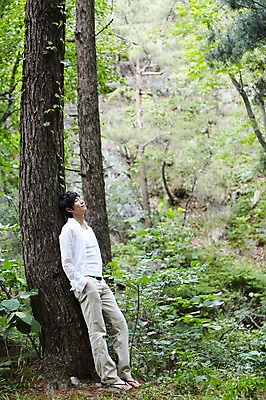포토 JPG 주간 나무 식물 라이프스타일 남자 여유 휴식 한명 서기 미소 웃음 사람 동양인 성인 야외 옆모습 30대 기댐 한국인 숲속 숲 상쾌 삼림욕 남자만 남자한명만 성인남자만 성인한명만 성인남자한명만 장년만 장년남자만 장년남자한명만 성인만 국내포토 자연요소 1 감정 뷰포인트 컨셉 모션 표정 인종 생활 장년 파일형식