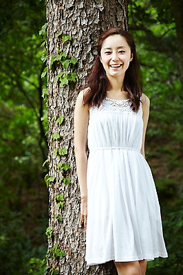 포토 JPG 주간 나무 식물 라이프스타일 긴머리 원피스 여자 여유 휴식 한명 서기 미소 웃음 사람 동양인 성인 야외 앞모습 아웃포커스 30대 기댐 한국인 담쟁이덩굴 숲속 숲 상쾌 삼림욕 여자만 여자한명만 성인여자만 성인한명만 성인여자한명만 장년만 장년여자만 장년여자한명만 성인만 국내포토 자연요소 1 헤어스타일 옷 감정 뷰포인트 컨셉 모션 촬영기법 표정 인종 생활 장년 덩굴 파일형식