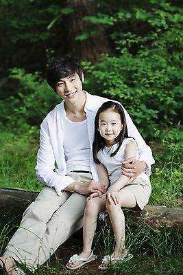 포토 JPG 주간 전신 나무 식물 라이프스타일 여자 남자 딸 여유 어린이 가족 휴식 미소 웃음 사람 앉기 동양인 소녀 성인 야외 두명 앞모습 아웃포커스 30대 부모 한국인 자녀 아빠 숲속 숲 상쾌 통나무 삼림욕 부녀 국내포토 자연요소 감정 뷰포인트 컨셉 관계 모션 촬영기법 표정 인종 생활 장년 파일형식