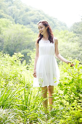 포토 JPG 주간 전신 나무 식물 라이프스타일 긴머리 응시 원피스 여자 여유 휴식 한명 미소 웃음 사람 동양인 성인 야외 앞모습 아웃포커스 30대 걷기 산책 한국인 풀 숲속 숲 상쾌 삼림욕 여자만 여자한명만 성인여자만 성인한명만 성인여자한명만 장년만 장년여자만 장년여자한명만 성인만 국내포토 자연요소 1 헤어스타일 시선 옷 감정 뷰포인트 컨셉 모션 촬영기법 표정 인종 생활 장년 파일형식