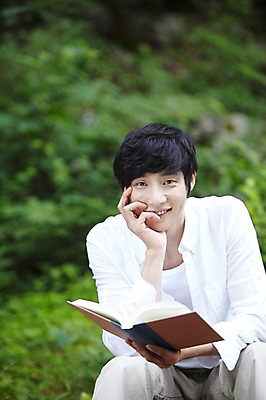 포토 JPG 주간 라이프스타일 남자 여유 휴식 한명 미소 웃음 들기 사람 앉기 동양인 성인 야외 앞모습 아웃포커스 책 30대 독서 턱괴기 한국인 숲속 숲 상쾌 삼림욕 남자만 남자한명만 성인남자만 성인한명만 성인남자한명만 장년만 장년남자만 장년남자한명만 성인만 국내포토 자연요소 1 감정 뷰포인트 컨셉 모션 촬영기법 표정 인종 생활 장년 파일형식