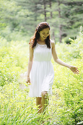 포토 JPG 주간 전신 나무 식물 라이프스타일 긴머리 원피스 여자 여유 휴식 한명 미소 웃음 사람 동양인 성인 야외 앞모습 아웃포커스 30대 걷기 산책 한국인 풀 숲속 숲 상쾌 삼림욕 여자만 여자한명만 성인여자만 성인한명만 성인여자한명만 장년만 장년여자만 장년여자한명만 성인만 국내포토 자연요소 1 헤어스타일 옷 감정 뷰포인트 컨셉 모션 촬영기법 표정 인종 생활 장년 파일형식