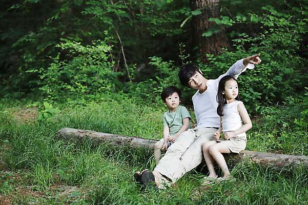포토 JPG 주간 전신 나무 식물 라이프스타일 응시 여자 남자 딸 아들 여유 어린이 가족 휴식 사람 앉기 동양인 손짓 소녀 소년 성인 야외 세명 30대 부모 한국인 자녀 가리킴 아빠 숲속 숲 상쾌 통나무 삼림욕 국내포토 자연요소 시선 감정 컨셉 관계 모션 인종 생활 장년 파일형식