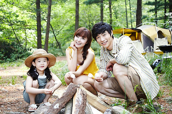 포토 JPG 주간 전신 나무 식물 모자 라이프스타일 여자 남자 딸 어린이 음식 여행 가족 엄마 휴가 휴식 텐트 요리 서기 미소 웃음 들기 사람 앉기 동양인 소녀 성인 야외 앞모습 아웃포커스 캐주얼 세명 30대 부모 캠핑 한국인 자녀 꼬치 아빠 그릴 숲속 숲 장작 상쾌 취사 마시멜로우 국내포토 자연요소 잡화 옷 감정 뷰포인트 컨셉 관계 모션 주방용품 레저 디저트 촬영기법 표정 캠핑도구 인종 생활 장년 요리중 파일형식