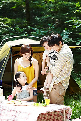 포토 JPG 주간 나무 식물 라이프스타일 그릇 접시 여자 남자 딸 아들 어린이 음식 여행 가족 안기 탁자 엄마 휴가 휴식 텐트 요리 서기 미소 웃음 사람 동양인 소녀 소년 여러명 성인 야외 아웃포커스 캐주얼 30대 부모 와인 캠핑 한국인 자녀 아빠 숲속 숲 상쾌 취사 국내포토 자연요소 식기 옷 감정 가구 다수 컨셉 관계 모션 레저 주류 촬영기법 표정 캠핑도구 인종 생활 장년 요리중 파일형식