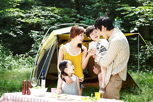 포토 JPG 주간 나무 식물 라이프스타일 그릇 접시 여자 남자 딸 아들 어린이 음식 여행 포크 와인잔 가족 안기 탁자 엄마 휴가 휴식 텐트 요리 서기 미소 웃음 들기 사람 동양인 소녀 소년 여러명 성인 야외 아웃포커스 캐주얼 30대 부모 와인 캠핑 한국인 자녀 소시지 아빠 숲속 숲 먹기 먹여주기 상쾌 양념통 취사 국내포토 자연요소 식기 옷 감정 가구 다수 컨셉 술잔 관계 모션 레저 주류 촬영기법 통 표정 캠핑도구 인종 생활 장년 양념 가공식품 요리중 파일형식