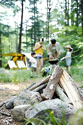 포토 JPG 주간 전신 나무 식물 라이프스타일 여자 남자 딸 아들 어린이 음식 여행 의자 가족 엄마 휴가 휴식 텐트 요리 서기 사람 동양인 소녀 소년 여러명 성인 야외 아웃포커스 30대 부모 캠핑 한국인 돌_바위 자녀 아빠 그릴 숲속 숲 장작 바비큐 상쾌 국내포토 자연요소 감정 가구 다수 컨셉 관계 모션 주방용품 레저 촬영기법 캠핑도구 인종 생활 장년 파일형식