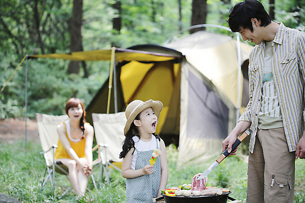 포토 JPG 주간 나무 식물 모자 라이프스타일 여자 남자 딸 어린이 음식 여행 의자 가족 엄마 휴가 피망 휴식 새우 집게 텐트 육류 요리 서기 미소 웃음 들기 사람 앉기 동양인 소녀 성인 야외 아웃포커스 캐주얼 세명 30대 부모 버섯 캠핑 한국인 자녀 꼬치 아빠 그릴 숲속 숲 바비큐 상쾌 취사 국내포토 자연요소 잡화 옷 감정 가구 컨셉 채소 식재료 관계 모션 주방용품 레저 촬영기법 표정 캠핑도구 갑각류 인종 생활 장년 요리중 파일형식