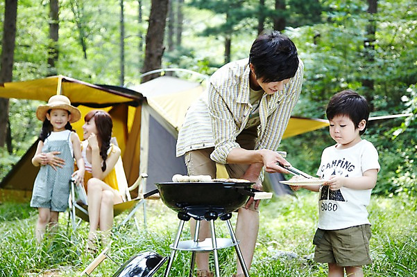 포토 JPG 주간 나무 식물 모자 라이프스타일 접시 여자 남자 딸 아들 어린이 음식 여행 의자 가족 엄마 휴가 휴식 집게 텐트 육류 요리 서기 미소 웃음 들기 사람 앉기 동양인 소녀 소년 여러명 성인 야외 앞모습 아웃포커스 캐주얼 30대 부모 버섯 캠핑 한국인 자녀 아빠 그릴 숲속 숲 바비큐 상쾌 취사 국내포토 자연요소 식기 잡화 옷 감정 뷰포인트 가구 다수 컨셉 식재료 관계 모션 주방용품 레저 촬영기법 표정 캠핑도구 인종 생활 장년 요리중 파일형식