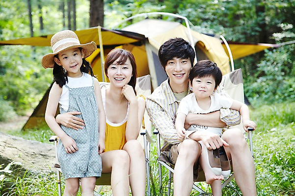 포토 JPG 주간 모자 라이프스타일 여자 남자 딸 아들 어린이 여행 신발 의자 가족 엄마 휴가 휴식 텐트 서기 미소 웃음 들기 사람 앉기 동양인 소녀 소년 여러명 성인 야외 앞모습 아웃포커스 캐주얼 30대 부모 캠핑 한국인 자녀 아빠 숲속 숲 상쾌 국내포토 자연요소 잡화 옷 감정 뷰포인트 가구 다수 컨셉 관계 모션 레저 촬영기법 표정 캠핑도구 인종 생활 장년 파일형식